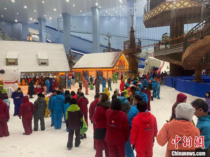 逾千名香港遊客到廣州體驗冰雪運動。蔡敏婕 攝