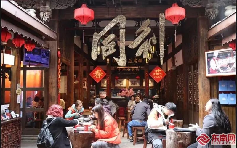 游客在品尝同利肉燕。东南网记者 卢金福 摄