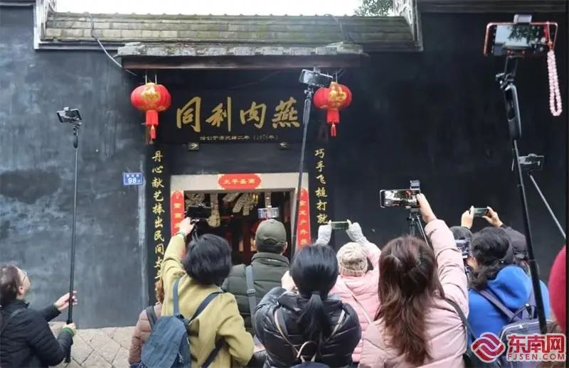 同利肉燕吸引不少游客拍照。东南网记者 卢金福 摄