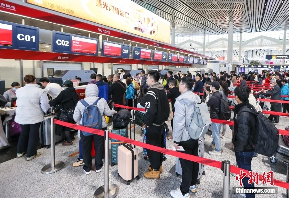 ▲2月8日，海南海口，旅客在海口美兰国际机场T2航站楼排队办理值机。春节临近，海口美兰国际机场客流攀升。