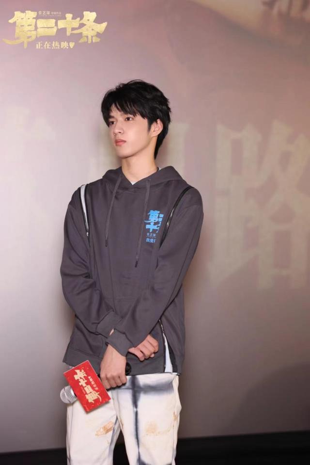 雷佳音一家三口照 雷佳音父亲 a0fa-a704a82f6a3d7ceee5f4a19a22adaca7.jpg