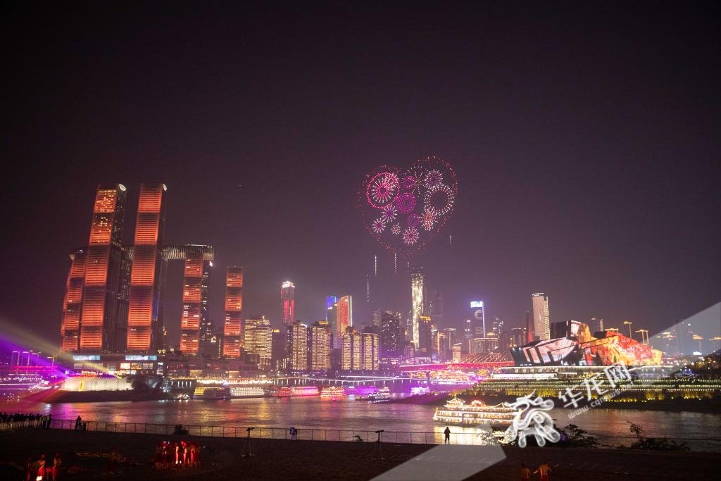 除夕夜,重庆举行“两江四岸”夜景灯饰联动展演多媒体灯光秀。华龙网记者 石涛 摄