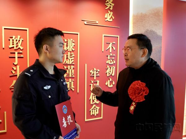 父亲李忠叮嘱刚刚受奖的李国玮(石明明/摄)