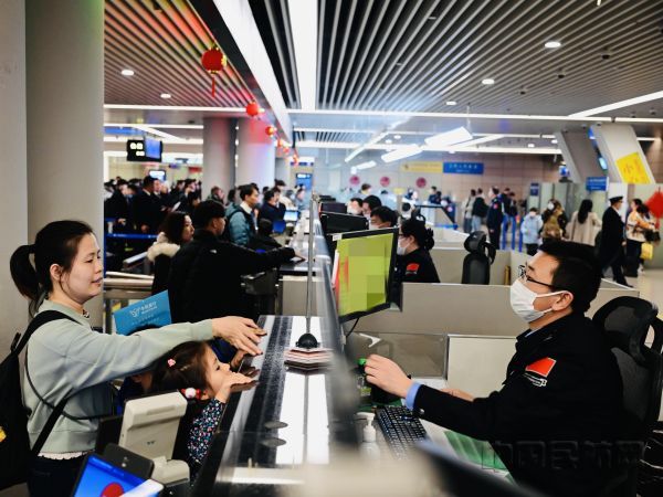 浦东国际机场口岸迎来出入境客流高峰(王熙熙/摄)