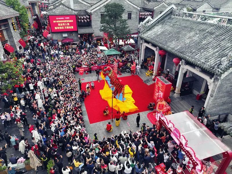 2月14日,“三街两巷”举行醒狮迎春等丰富多彩的民俗活动,市民游客沉浸在热闹欢乐的节日气氛中。 记者陈麒元 摄