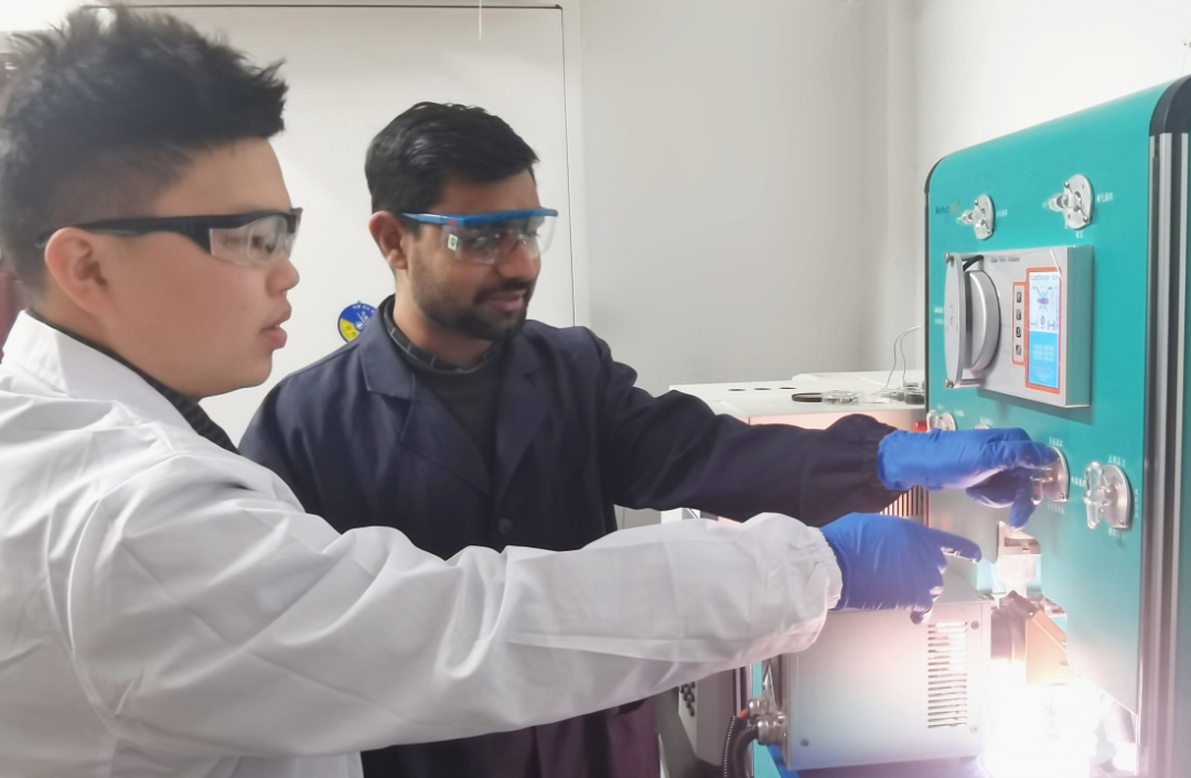 中巴师生在华东理工大学化学与分子工程学院张金龙教授的实验室里。