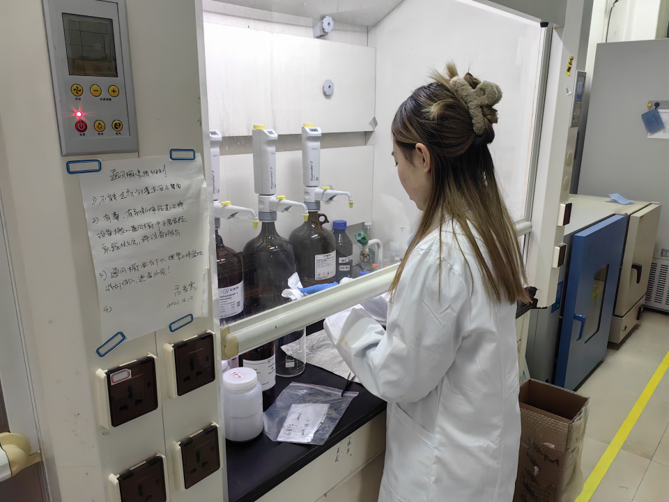 上海海洋大学海洋生物资源与管理学院学生王茹玉在实验室。