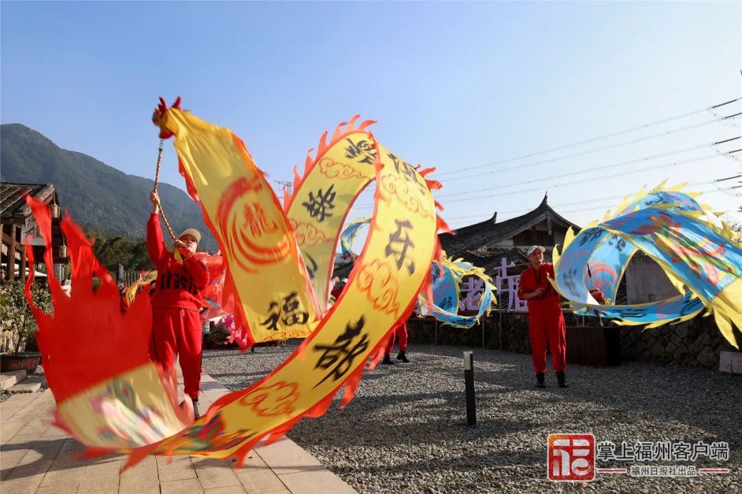 七星台景区内,精妙的舞龙彩带表演。连江县融媒体中心供图