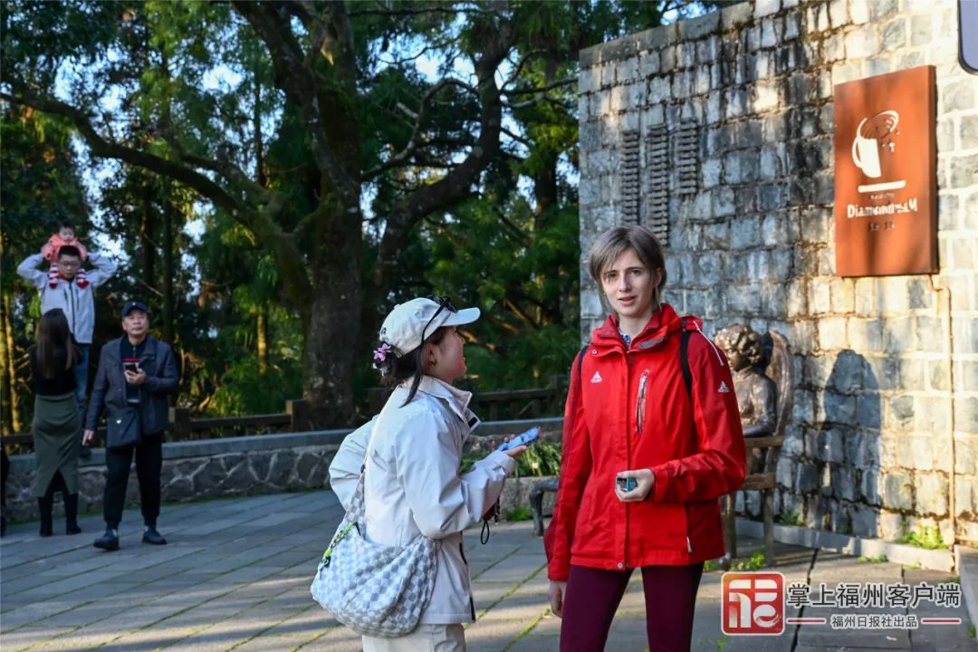 鼓岭旅游度假区内,一名外国游客正在欣赏美景。池远 摄