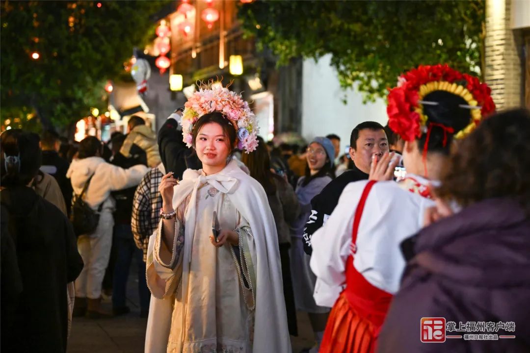 游客穿着传统服饰游玩三坊七巷。池远 摄