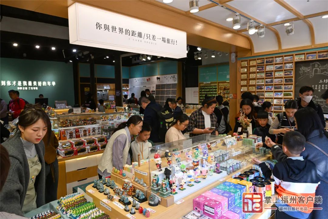 三坊七巷景区内,游客在挑选手办。池远 摄
