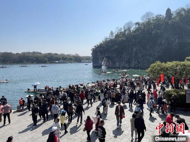 图为桂林城徽象鼻山游人如织。涂丽莎 摄
