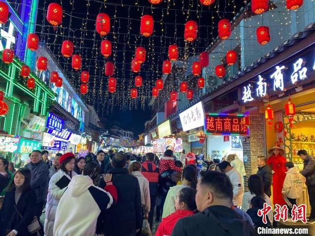 图为西街人山人海，客流如织。周利朔 摄