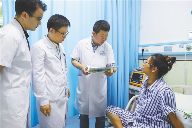 华西医院甲状腺外科主任李志辉(左3)在了解患者情况。海南日报记者 武威 摄