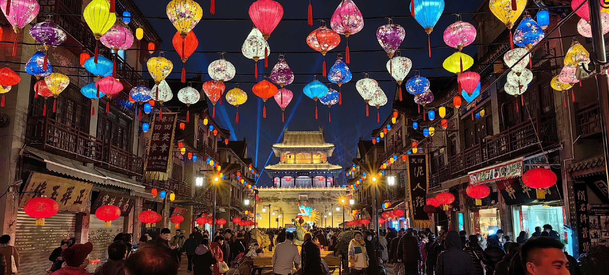 2024年2月16日,天津鼓楼,古文化街,金汤桥游人如织。图源:CFP