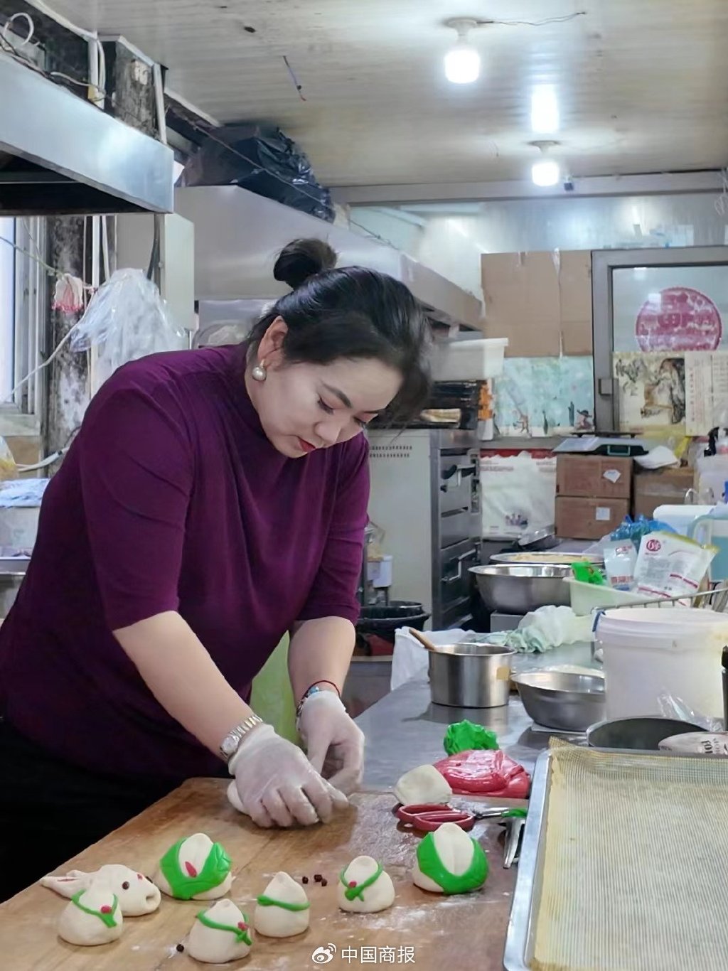 王娜正在制作花式面点。