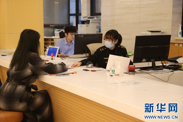 上海市场监管工作人员正在为企业办理业务。(新华社记者程思琪 摄)
