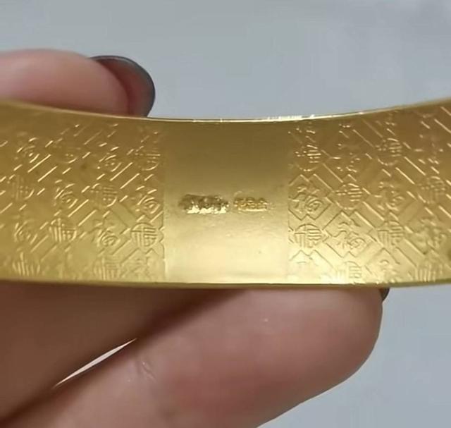 许女士的手镯内侧。视频截图