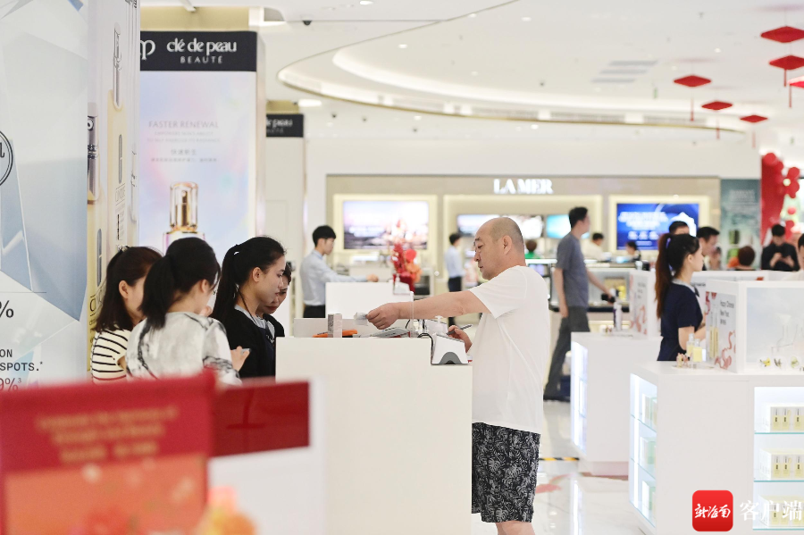 游客在采购免税商品。记者 沙晓峰 摄