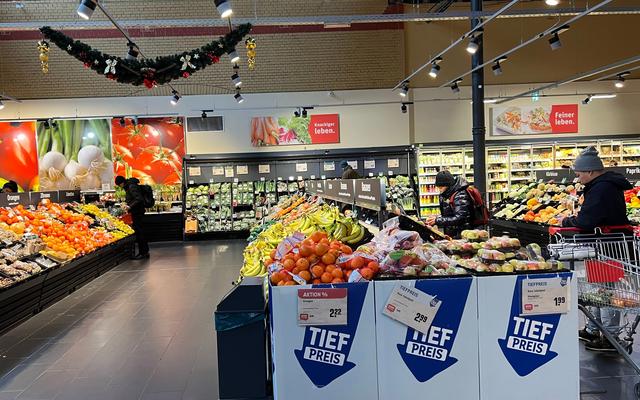 当地时间2023年12月14日，顾客在德国一家超市内选购水果。图/IC photo