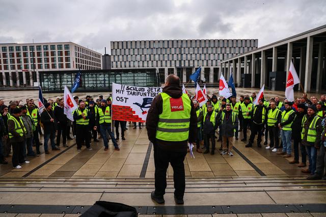 当地时间2024年2月20日，德国柏林，德国汉莎航空公司地勤人员在罢工期间举行抗议活动。图/IC photo