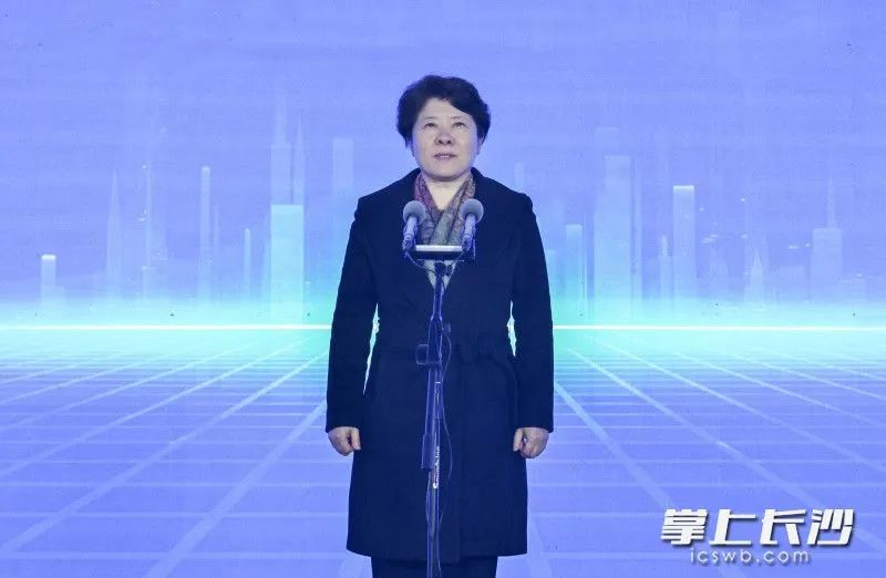 省委常委、市委书记吴桂英宣布集中开工。