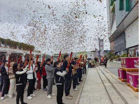 厦门第六空间国际家居商场开工当天,礼花漫天气氛足。(图片由该单位提供)