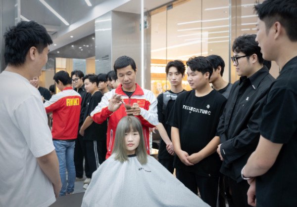 圖說：陳平正在幫潘多拉美髮店的員工們培訓