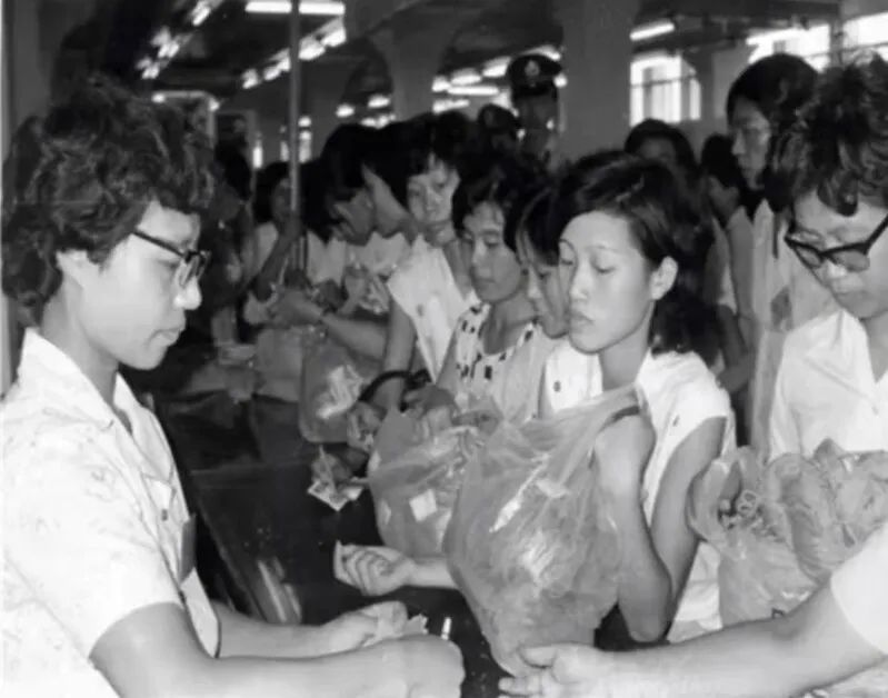 计划经济时代,上海妇女用品商店门庭若市。(来源:企业官微)