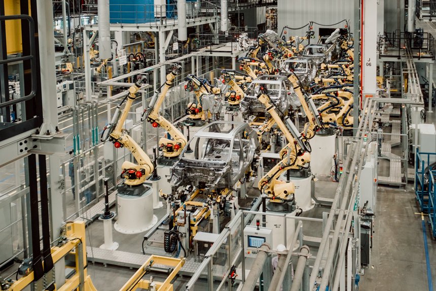 2月18日，重慶賽力斯汽車智慧工廠焊裝車間生產場景。高彰攝