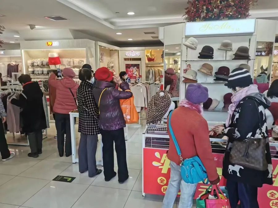 上海妇女用品商店闭店前夕,老姐妹们纷纷来店淘货。