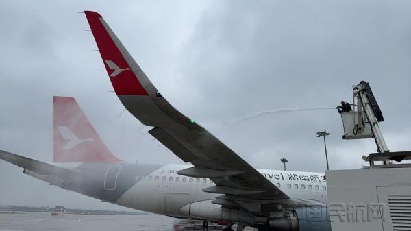 飞机场的领导 e31d-d0e67de8aa8401316ded730b98ba103d.jpg