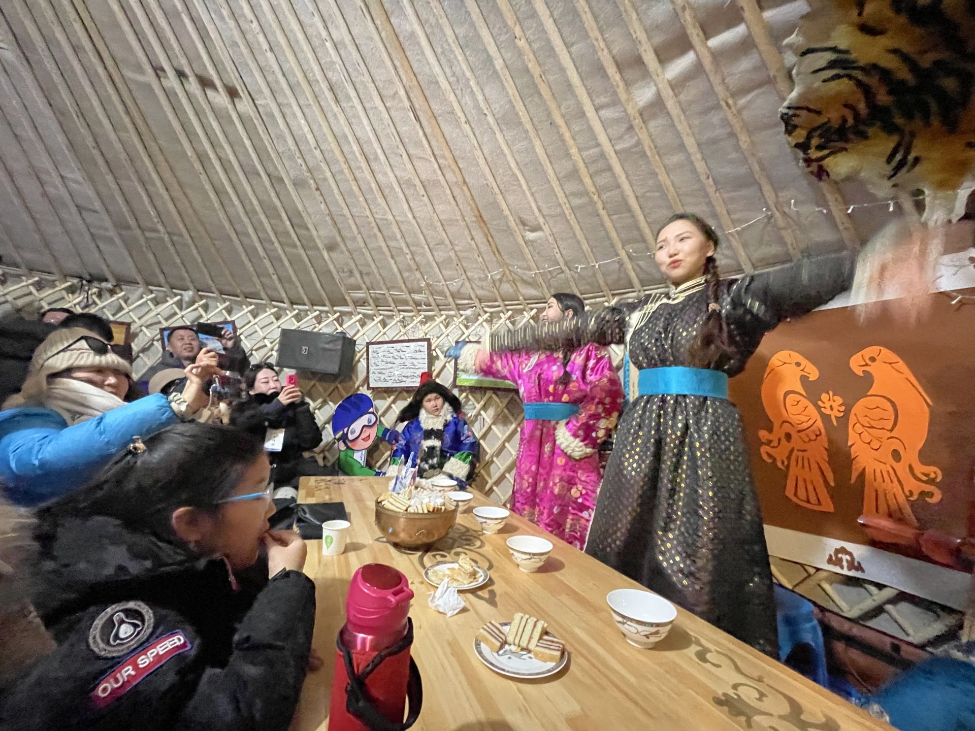 在蒙古包里欣賞非遺演出。