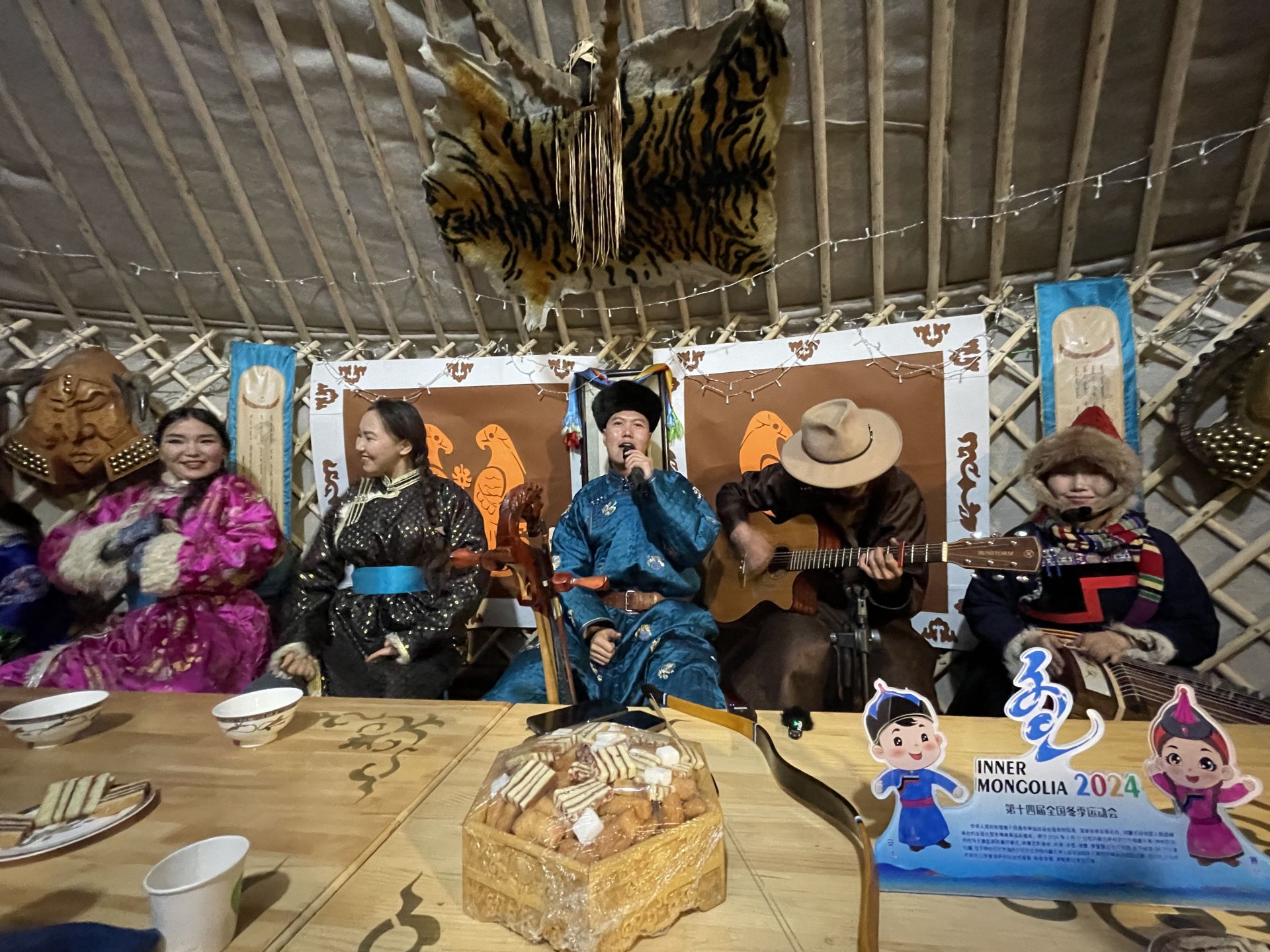在蒙古包里欣賞非遺演出。
