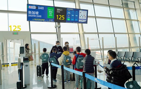 國航護航無陪兒童快樂出行。中國國際航空公司供圖