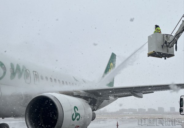 春秋航空河北分公司工作人员做好除冰雪(春秋航空河北分公司供图)