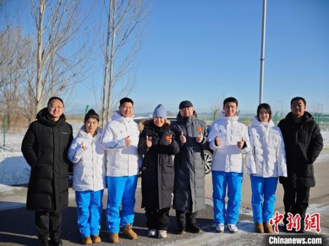 2023年12月21日，冬奧冠軍徐夢桃與王子豪等「小雪團」們在紮蘭屯分組合照。受訪者供圖