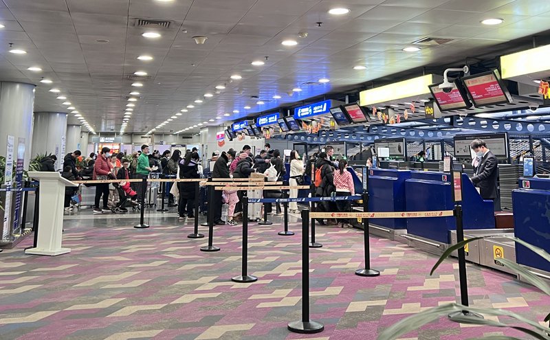 旅客在北京首都國際機場辦理值機手續。人民網記者 王連香攝