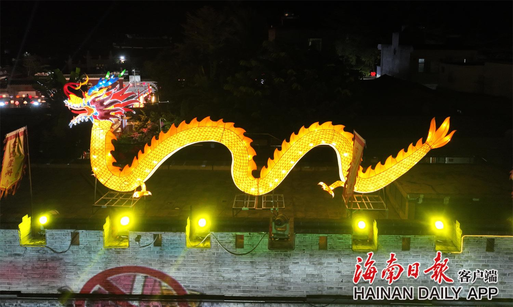 三亚崖州古城赏花灯。海南日报记者周达延摄