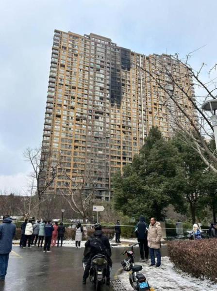 灭火后的小区。澎湃新闻记者 王奕澄 图