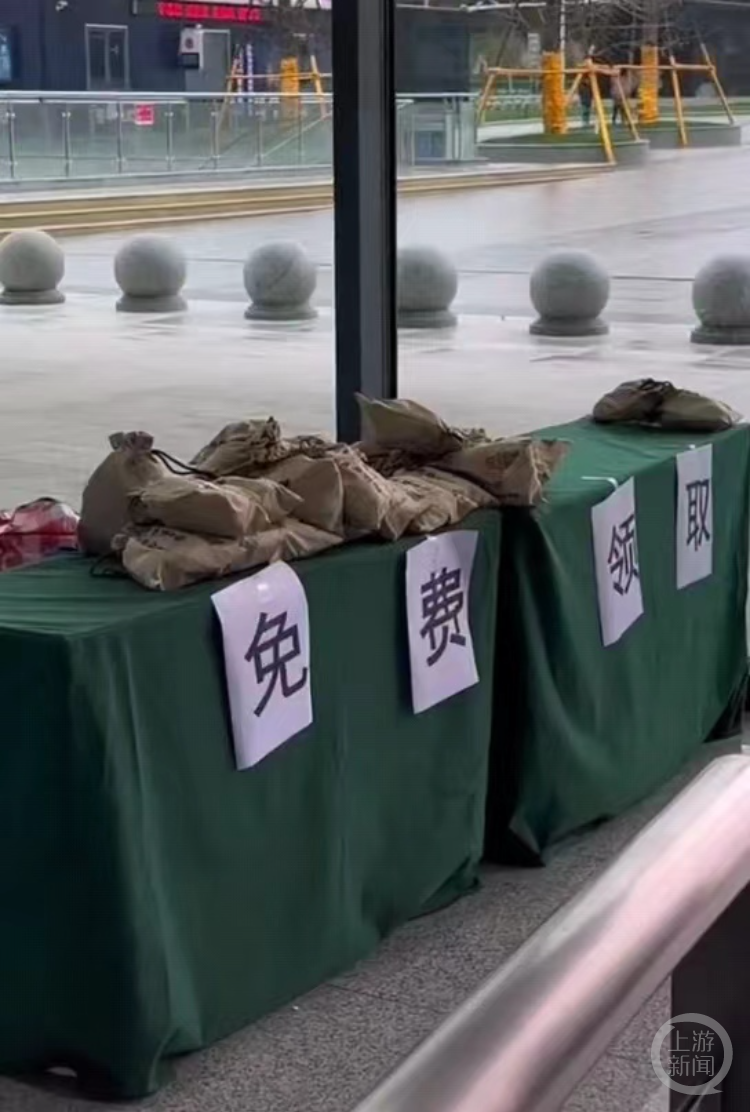 南昌南站在春运期间发放免费零食袋。/视频截图