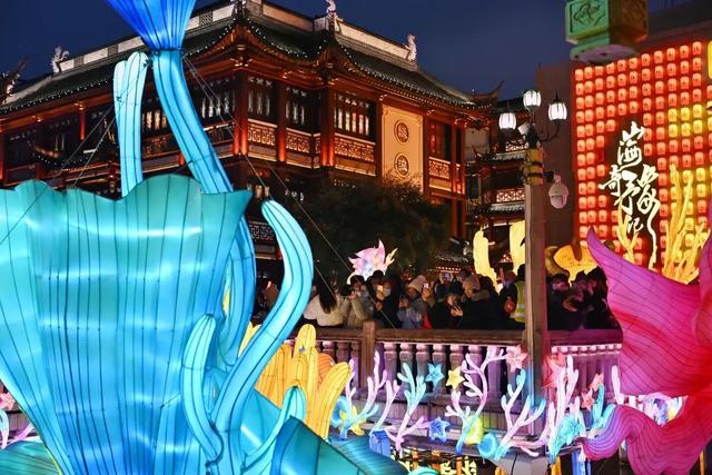 2024年春节期间的豫园灯会,游人在九曲桥上赏灯 (图源:新华社 摄影:刘颖)