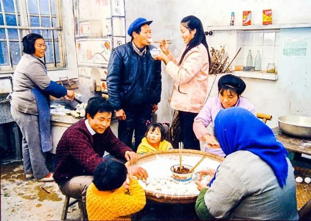 1980年代的元宵节,浦江镇居民正在做圆子(图源:闵行档案)
