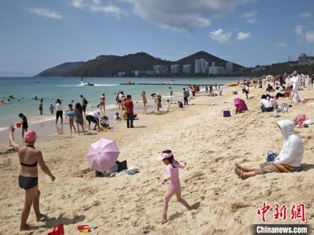 2月24日,游客在三亚大东海旅游区游玩。张月和 摄