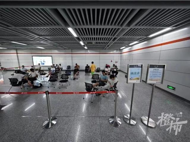 夏天,杭州地铁会开辟纳凉区供乘客休息