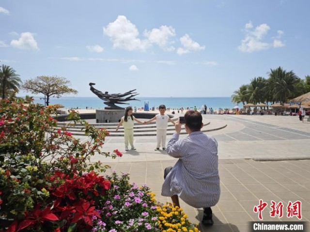 2月24日,游客在三亚大东海旅游区游玩。张月和 摄