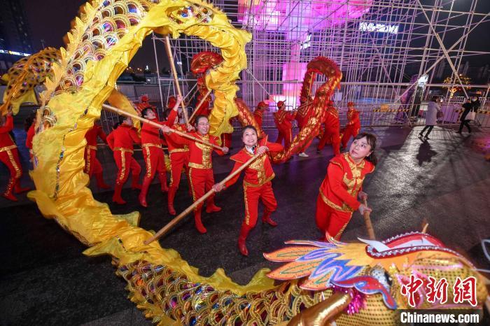   資料圖：民眾用舞龍的方式歡慶元宵節。楊華峰 攝