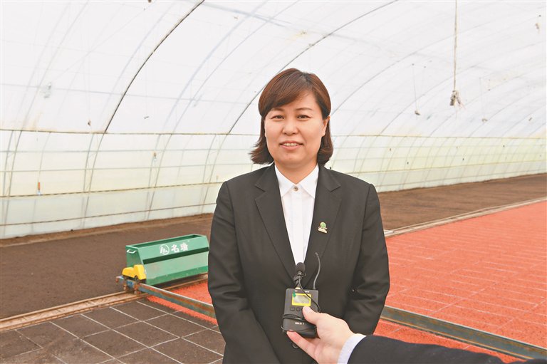 于家傲在工作中。刘洪军摄