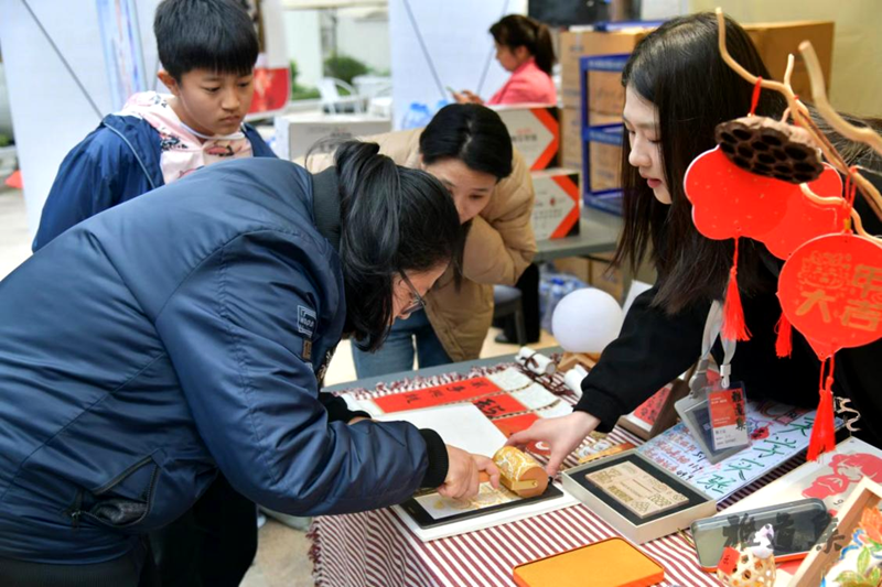 春日市集现场。受访者供图