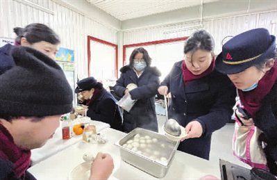 71路中运量车队职工和社区居民一起包汤圆、庆元宵。受访对象供图